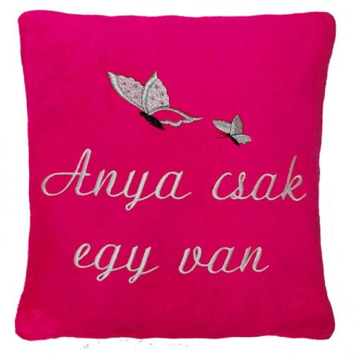 "Anya csak egy van" felirattal + pillangókkal hímzett párna, pink