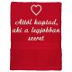 "Attól kaptad, aki a legjobban szeret" felirattal + szívvel hímzett törölköző, piros
