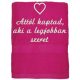 "Attól kaptad, aki a legjobban szeret" + szívvel hímzett törölköző, pink