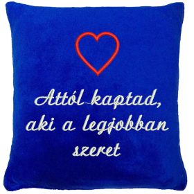   "Attól kaptad, aki a legjobban szeret" felirattal + szívvel hímzett párna, királykék