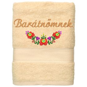 "Barátnőmnek" felirattal és matyó mintával hímzett törölköző, krém – egyedi hímzett ajándék barátnőnek