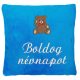 „Boldog névnapot” felirattal + macival hímzett párna, világos türkizkék – hímzett névnapi ajándék párna