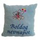 "Boldog névnapot" felirattal + ölelő macikkal hímzett párna, világos kék