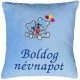 „Boldog névnapot” felirattal + ölelő macikkal hímzett párna, világoskék – hímzett névnapi ajándék párna
