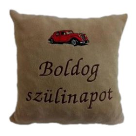   "Boldog szülinapot" felirattal + autóval hímzett párna, mogyoró