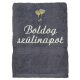 Hímzett törölköző "Boldog szülinapot" felirattal + pezsgős pohár, szürke