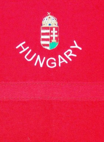 "Hungary" felirattal + címerrel hímzett törölköző, piros