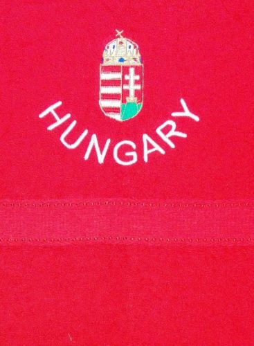 "Hungary" felirattal + címerrel hímzett törölköző, piros – hímzett Hungary ajándék törölköző