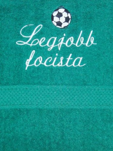 "Legjobb focista" felirattal + focilabdával hímzett törölköző, sötétzöld – hímzett ajándék törölköző
