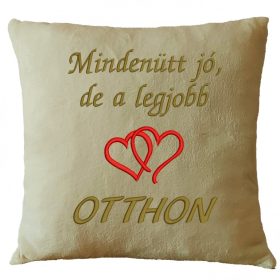 "Mindenütt jó, de a legjobb otthon" felirattal hímzett díszpárna + szív, krém – hímzett ajándék díszpárna