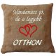"Mindenütt jó, de a legjobb otthon" felirattal hímzett díszpárna + szív, mogyoró
