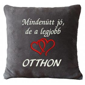 "Mindenütt jó, de a legjobb otthon" felirattal hímzett díszpárna + szív, szürke – hímzett ajándék díszpárna