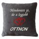 "Mindenütt jó, de a legjobb otthon" felirattal hímzett díszpárna + szív, szürke