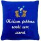 "Nálam jobban senki sem szeret" felirattal + macikkal hímzett párna, királykék
