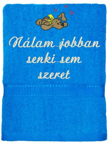 "Nálam jobban senki sem szeret" felirattal + hasaló kutyával hímzett törölköző, türkizkék