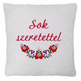 "Sok szeretettel" felirattal + matyó mintával hímzett párna, fehér – hímzett ajándék párna