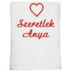 "Szeretlek anya" felirattal + szívvel hímzett törölköző, fehér