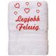 „Legjobb feleség” felirattal + szívekkel hímzett törölköző, fehér – romantikus hímzett ajándék törölköző feleségnek