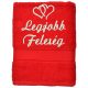 „Legjobb feleség” felirattal + dupla szívvel hímzett törölköző, piros – romantikus hímzett ajándék törölköző feleségnek