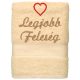 „Legjobb feleség” felirattal + szívvel hímzett törölköző, krém – romantikus hímzett ajándék törölköző feleségnek