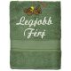 „Legjobb férj” felirattal + hasaló kutyával hímzett törölköző, mohazöld – romantikus hímzett ajándék törölköző férjnek