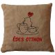 „Édes otthon” feliratos hímzett díszpárna kávé mintával, mogyoró – otthon dekoráció