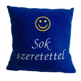 "Sok szeretettel" felirattal + smile-val hímzett párna, királykék - ajándékötlet