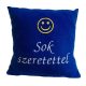 "Sok szeretettel" felirattal + smile-val hímzett párna, királykék