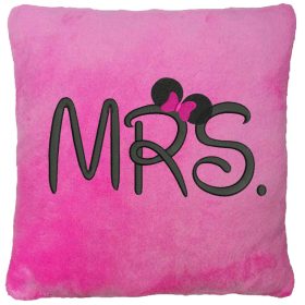 "Mrs." felirattal hímzett párna, rózsaszín - fekete betűvel - esküvői ajándék