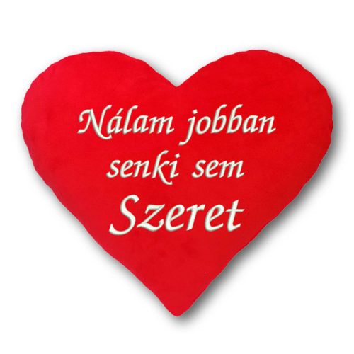 "Nálam jobban senki sem szeret" felirattal hímzett szíves párna - romantikus ajándék