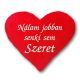 "Nálam jobban senki sem szeret" felirattal hímzett szíves párna