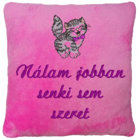   "Nálam jobban senki sem szeret" felirattal +cicával hímzett párna, rózsaszín 