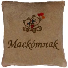   "Mackómnak" felirattal + ölelő macikkal hímzett párna, mogyoró