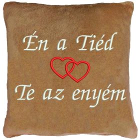   "Én a Tiéd - Te az Enyém" felirattal + szívekkel hímzett párna, mogyoró 