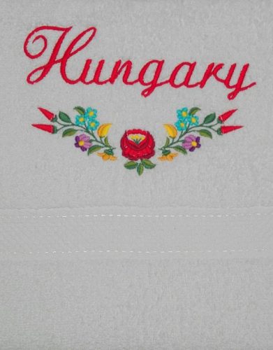 Fehér hímzett „Hungary” feliratú törölköző kalocsai mintával, magyaros ajándék