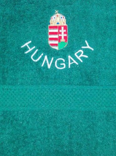 Sötétzöld hímzett „Hungary” feliratú törölköző magyar címerrel, nemzeti ajándék