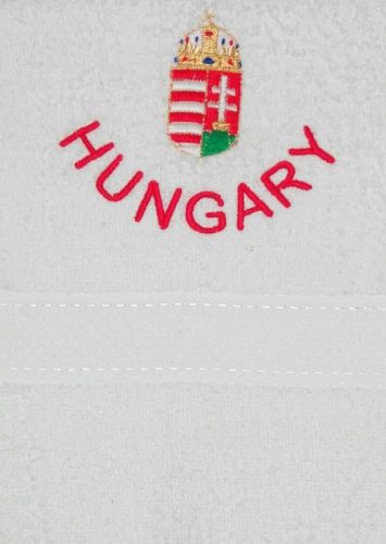Fehér hímzett „Hungary” feliratú törölköző magyar címerrel, magyaros ajándék