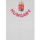 Fehér hímzett „Hungary” feliratú törölköző magyar címerrel, magyaros ajándék