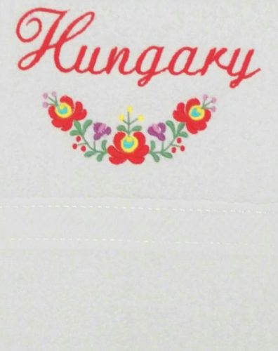Fehér hímzett „Hungary” feliratú törölköző matyó mintával, magyaros ajándék