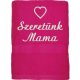 Pink hímzett „Szeretünk Mama” feliratú törölköző szív mintával, ajándék nagymamának
