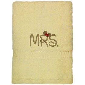 Krém színű hímzett „Mrs” feliratú törölköző mogyoró cérnával, esküvői ajándék
