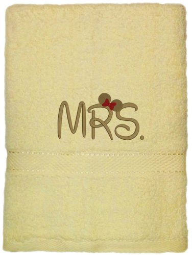 Krém színű hímzett „Mrs” feliratú törölköző mogyoró cérnával, esküvői ajándék
