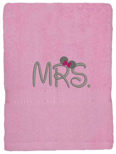 Hímzett „Mrs” feliratú törölköző rózsaszín és szürke cérnával, esküvői ajándék