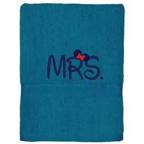 Hímzett „Mrs” feliratú törölköző türkizkék és sötétkék cérnával, esküvői ajándék