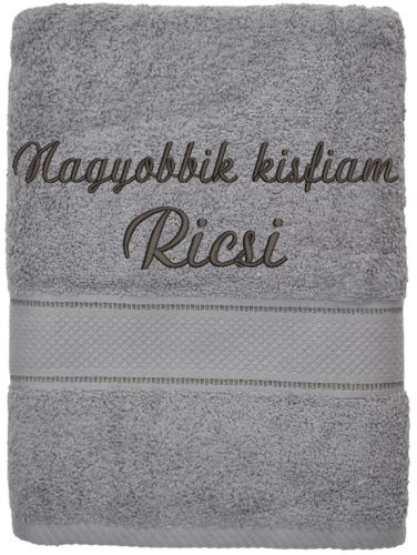 Szürke hímzett törölköző egyedi felirattal