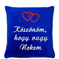 Szerelmes témájú hímzett párnák