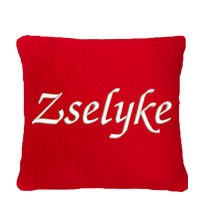 Neves, hímzett párnák